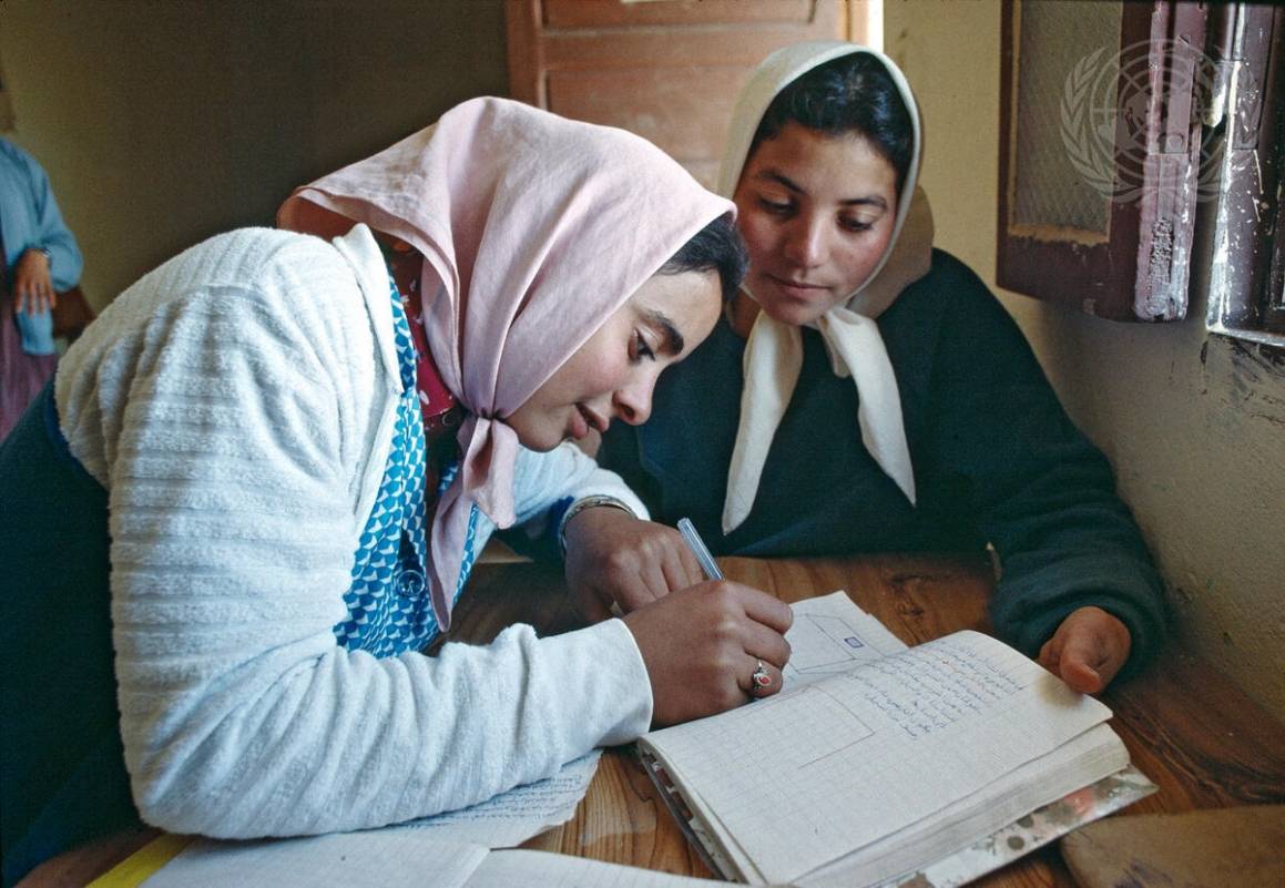 En ung kvinne deltar på voksenopplæring i lesing og skriving i Maktar, Tunisia